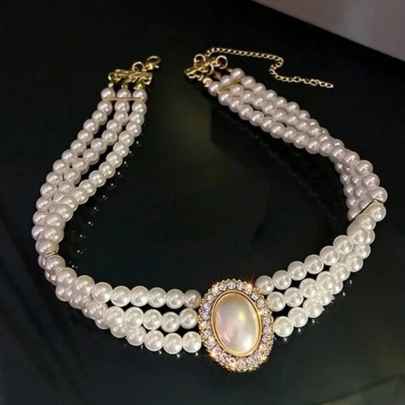 ✨✨ Elegant Triple-Strand Pearl Choker with Opalescent Centerpiece✨ - Picture 4 of 9